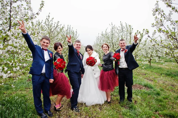 Couple de mariage passe du temps avec les garçons d'honneur et demoiselles d'honneur en h — Photo