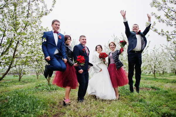 Svatební pár tráví čas s čeleděmi a družkami v h. — Stock fotografie