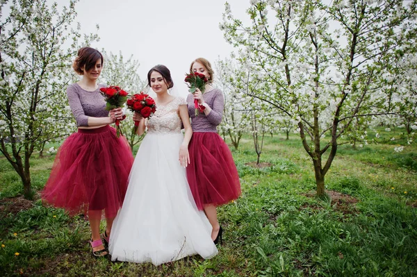 Fabulosa novia y sus damas de honor sosteniendo ramos y sentimiento — Foto de Stock