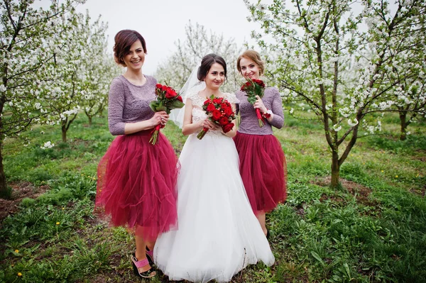 Fabelhafte Braut und ihre Brautjungfern mit Blumensträußen und Gefühl — Stockfoto