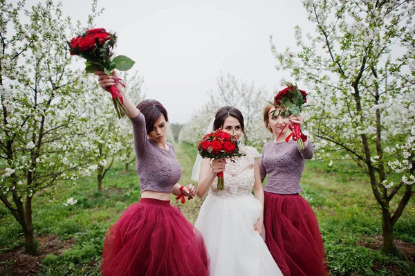 Muhteşem gelin ve onun nedime buketleri tutan ve duygu — Stok fotoğraf