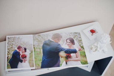 Zarif photobook veya küçük bir tablo üzerinde düğün albüm sayfaları.