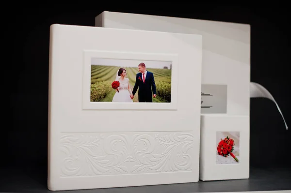 Elegant white or beige photobook, photoalbum and a flash drive c — Stock Photo, Image