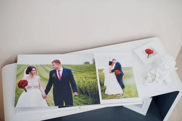 Sidor av eleganta fotobok eller bröllop album på ett litet bord. — Stockfoto