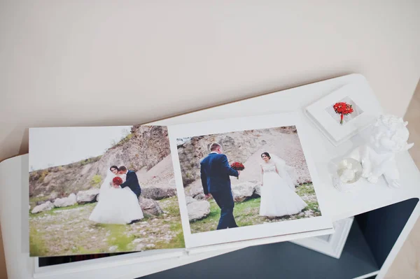 Stron fotoksiążki elegancki lub album ślubny na stolik. — Zdjęcie stockowe