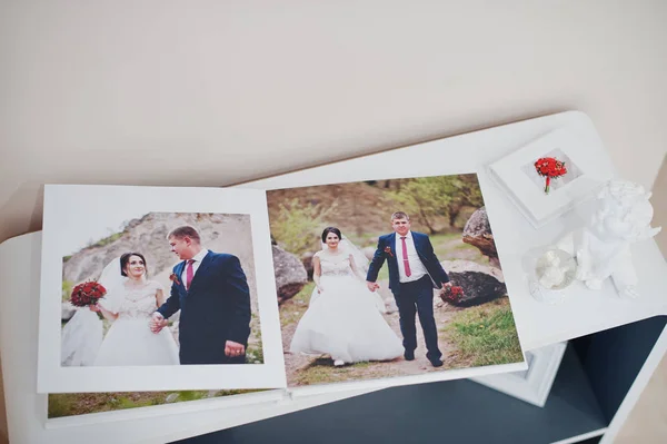 Oldalak esküvői album, egy kis asztal, illetve az elegáns Fotókönyv. — Stock Fotó