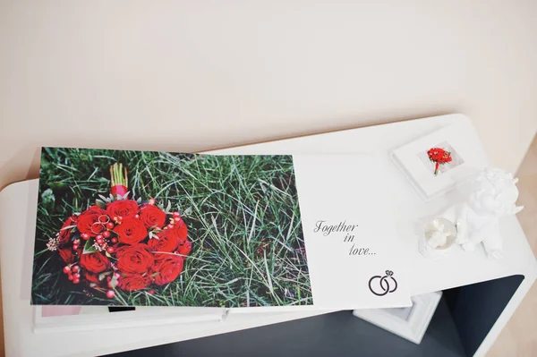 Σελίδες κομψό photobook ή άλμπουμ γάμου σε ένα μικρό τραπέζι. — Φωτογραφία Αρχείου