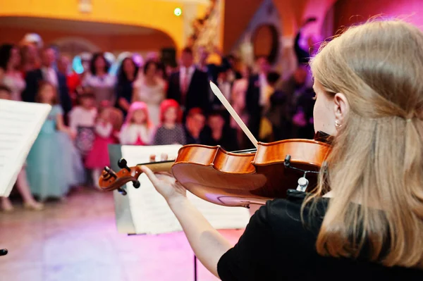 美しい若い女性ヴァイオリニストの演奏のクローズ アップの肖像画 — ストック写真