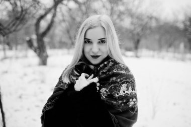 El işlemeli eşarp ile sarışın kız kış gününde poz verdi. WOM