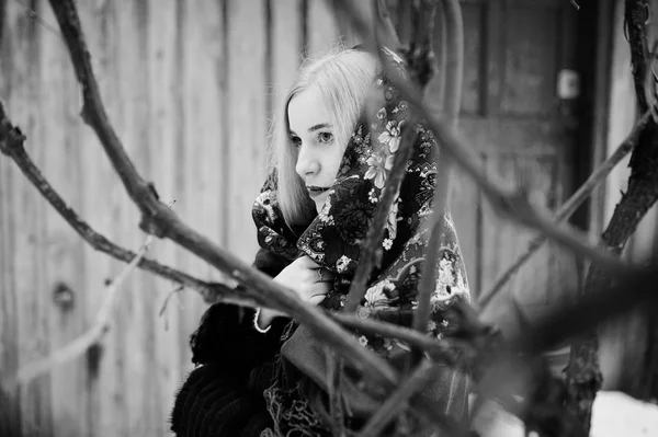 Blondes Mädchen mit handbesticktem Schal posierte am Wintertag. wom — Stockfoto