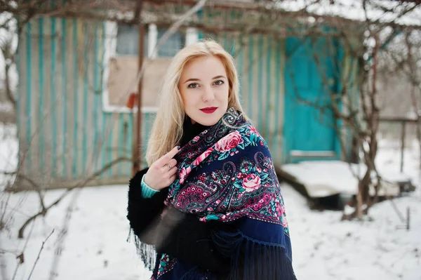 Menina loira com cachecol bordado à mão posou no dia de inverno. Wom... — Fotografia de Stock