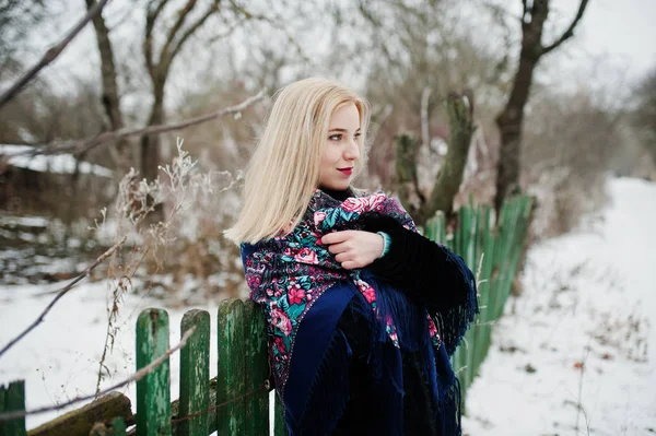 Fille blonde avec écharpe brodée à la main posée le jour d'hiver. Wom ! — Photo