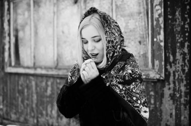 El işlemeli eşarp ile sarışın kız kış gününde poz verdi. WOM