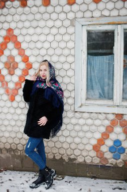 El işlemeli eşarp ile sarışın kız kış gününde poz verdi. WOM