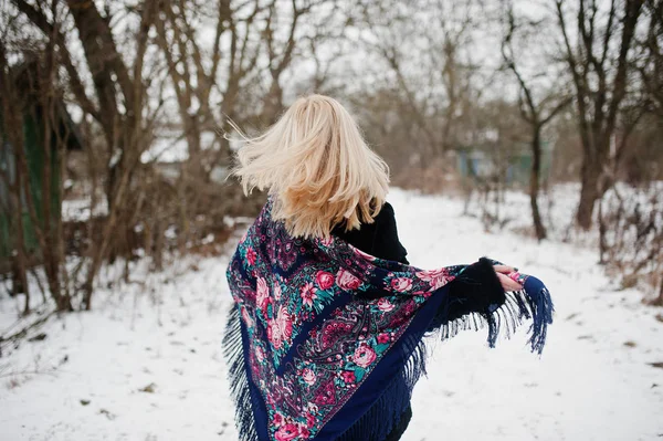 Ξανθιά κοπέλα με χέρι κεντημένο μαντίλι που ενέχει στην μέρα του χειμώνα. WOM — Φωτογραφία Αρχείου