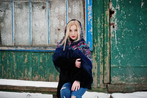 Блондинка з ручним вишитим шарфом, позувала в зимовий день. Жінка — стокове фото