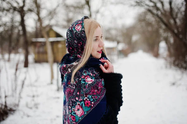 Fille blonde avec écharpe brodée à la main posée le jour d'hiver. Wom ! — Photo