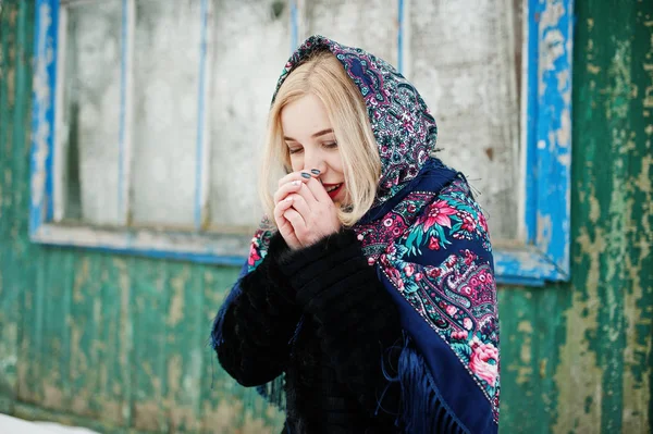Chica rubia con bufanda bordada a mano posó en el día de invierno. Wom. —  Fotos de Stock