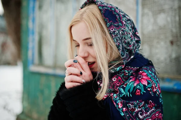 Chica rubia con bufanda bordada a mano posó en el día de invierno. Wom. —  Fotos de Stock