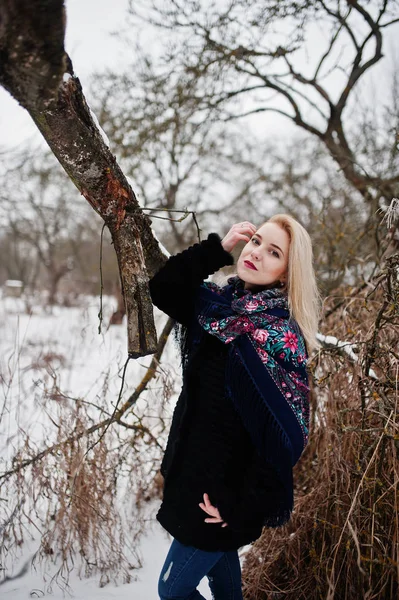 Menina loira com cachecol bordado à mão posou no dia de inverno. Wom... — Fotografia de Stock