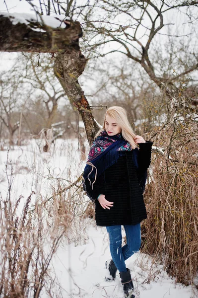 Fille blonde avec écharpe brodée à la main posée le jour d'hiver. Wom ! — Photo