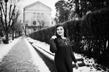 Red City sokakta esmer artı boyutu modeli.