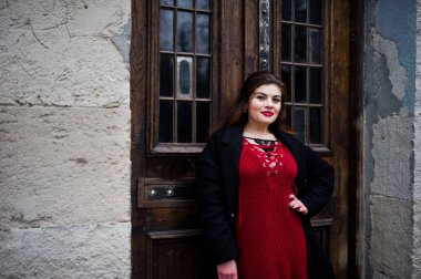 Red City sokakta esmer artı boyutu modeli.