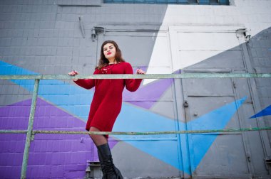 Kırmızı renkli duvara esmer artı boyutu modeli.