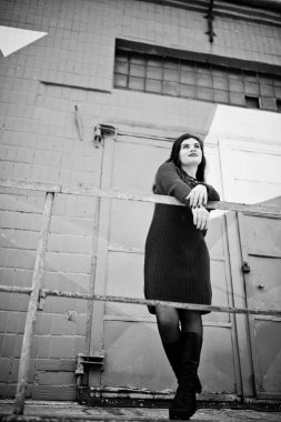 Kırmızı renkli duvara esmer artı boyutu modeli.