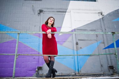 Kırmızı renkli duvara esmer artı boyutu modeli.