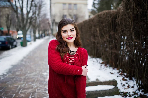 Morena plus size modelo em vermelho na rua da cidade . — Fotografia de Stock