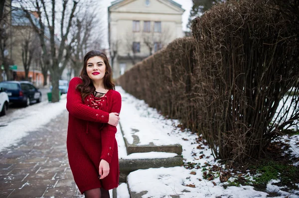 Brunette modello plus size in rosso sulla strada della città . — Foto Stock