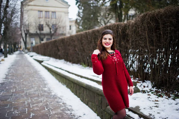 Brunette plus size model at red on street of city. — Stock Photo, Image