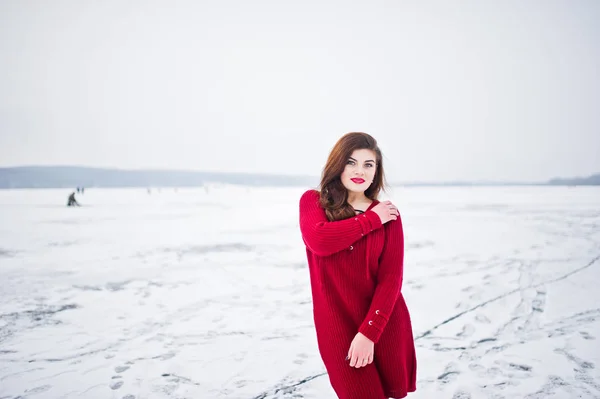 Brunette plus modèle de taille au rouge contre lac gelé en hiver da — Photo