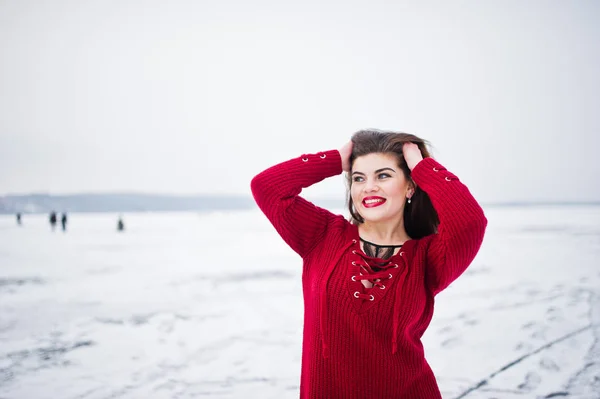 Brunette plus modèle de taille au rouge contre lac gelé en hiver da — Photo