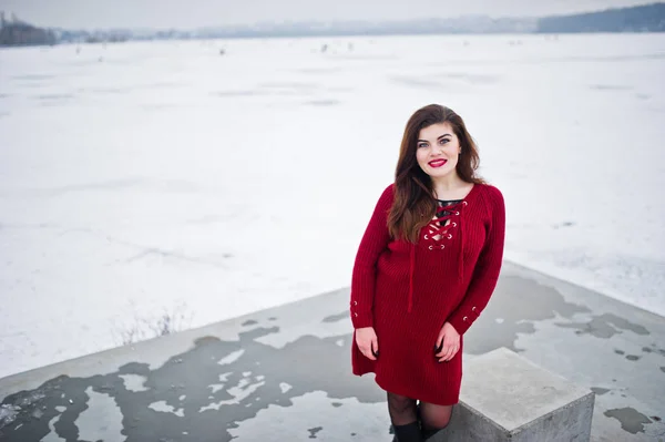 Brunette plus modèle de taille au rouge contre lac gelé en hiver da — Photo