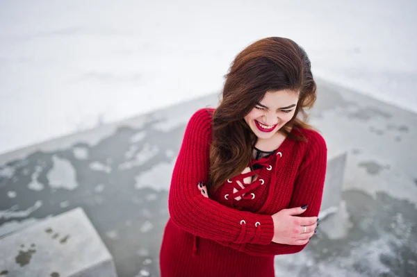 Brunette plus size model at red against frozen lake on winter da — Stock Photo, Image