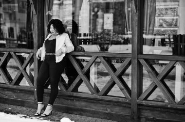 Şık Afrikalı-Amerikalı artı boyutu model ahşap café'de karşı 