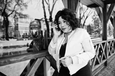 Şık Afrikalı-Amerikalı artı boyutu ile hareket eden telefon ha model