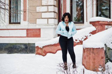 Şık Afrikalı-Amerikalı artı boyutu model w üzerinde şehrin sokaklarında