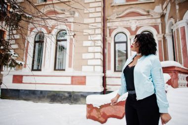 Şık Afrikalı-Amerikalı artı boyutu model w üzerinde şehrin sokaklarında