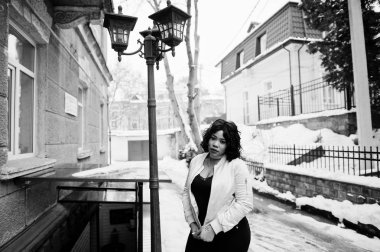 Şık Afrikalı-Amerikalı artı boyutu model w üzerinde şehrin sokaklarında