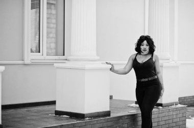 Şık Afrikalı-Amerikalı artı boyutu model w üzerinde şehrin sokaklarında