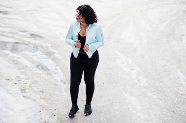 Şık Afrikalı-Amerikalı artı boyutu model w üzerinde şehrin sokaklarında