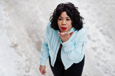 Şık Afrikalı-Amerikalı artı boyutu model w üzerinde şehrin sokaklarında