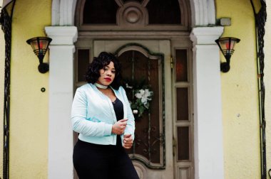 Şık Afrikalı-Amerikalı artı boyutu model şehir agai sokaklarında