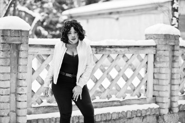 Şık Afrikalı-Amerikalı artı boyutu model w üzerinde şehrin sokaklarında