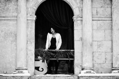 Şık Afrikalı-Amerikalı artı boyutu modeli eski kemerin altında.