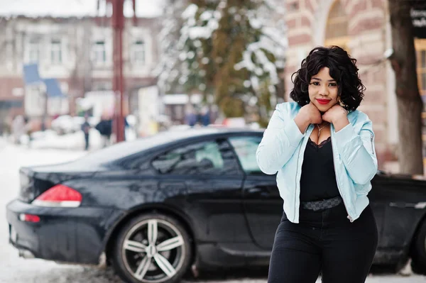 Stylisches afrikanisch-amerikanisches Plus-Size-Modell mit Handy bei ha — Stockfoto