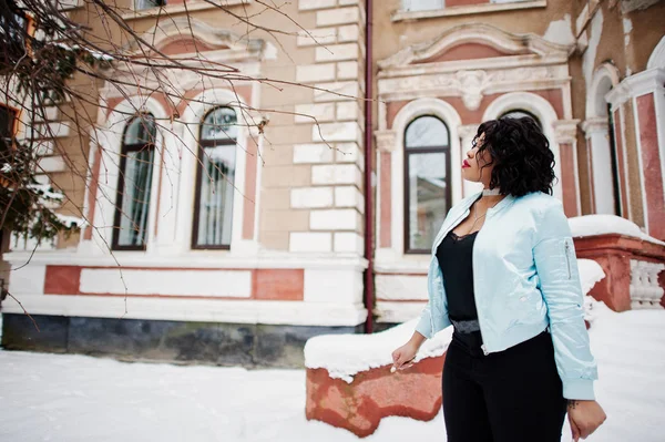 Stylish african american plus size model at streets of city on w — Stock Photo, Image